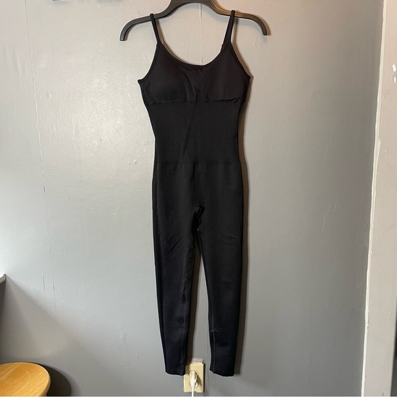 Amazon Pants - Black Sleeveless compression workout Jumpsuit size medium